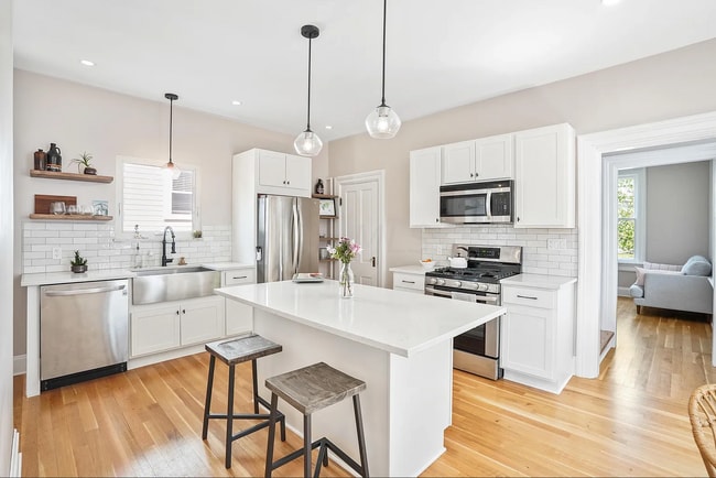 Building Photo - 329 E Jenkins Ave