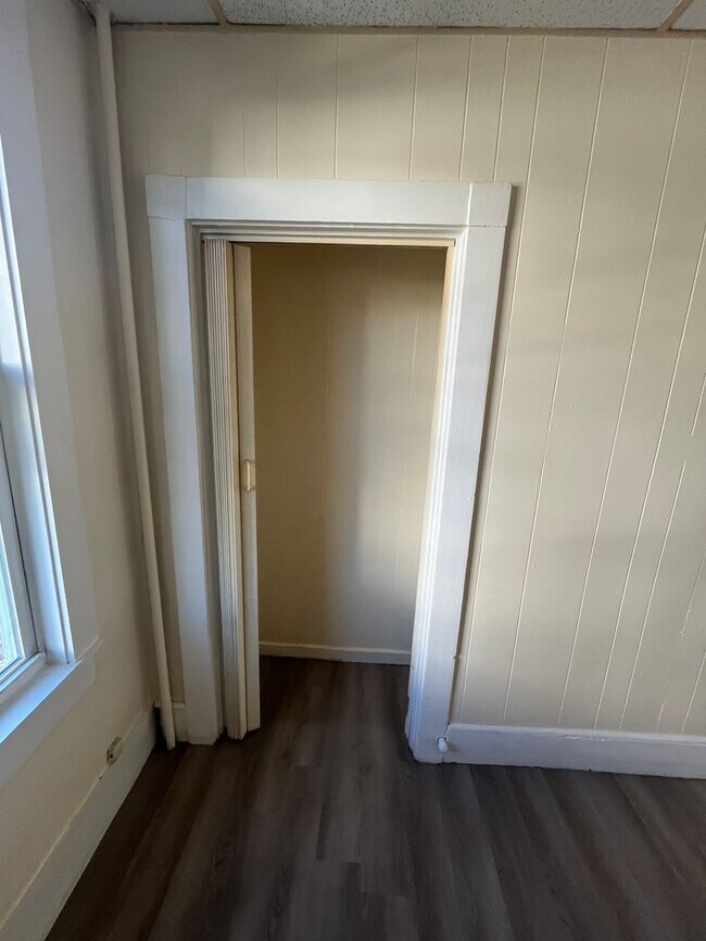 Building Photo - Studio Apartment for Rent – Utilities Included!