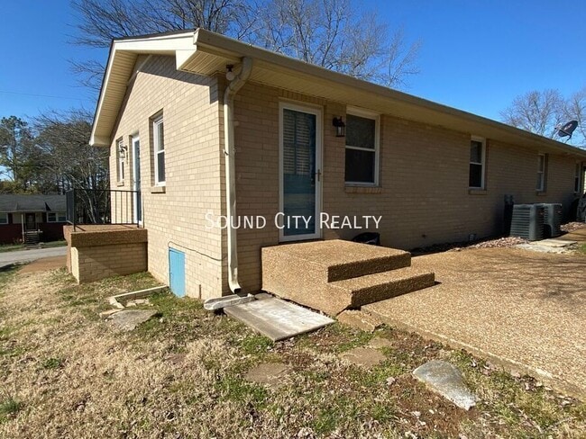 Building Photo - 923 Oak Vale Dr