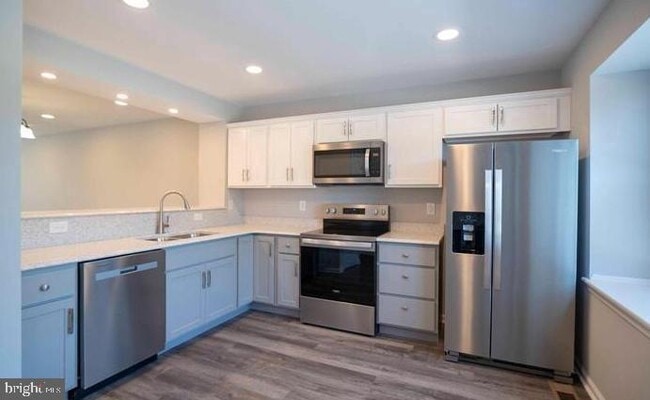 Building Photo - 31 W Duck St