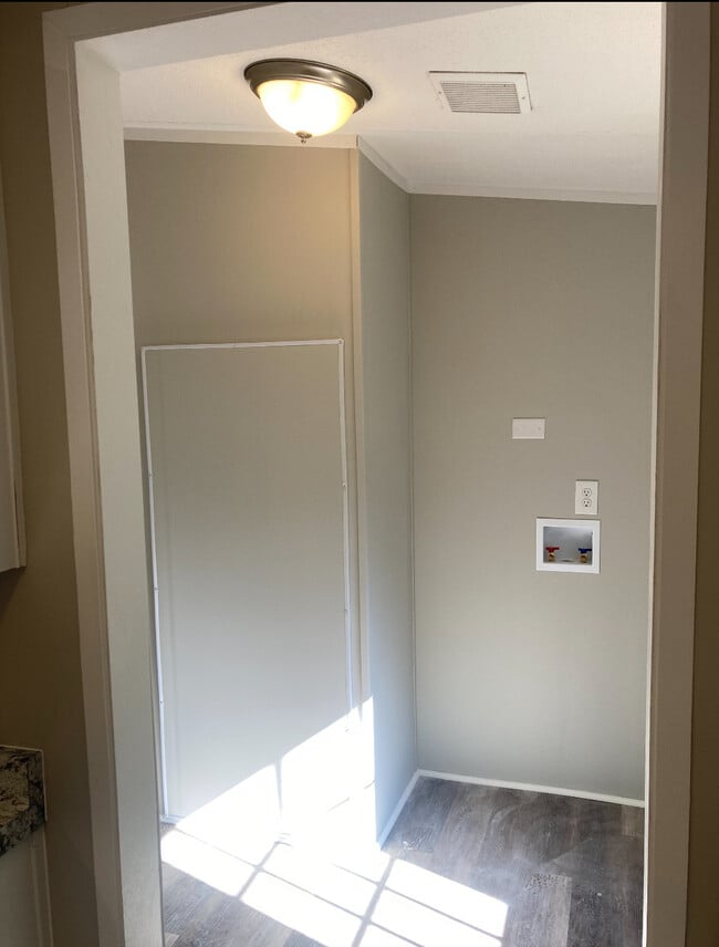 Building Photo - 319 Bridgeview Dr