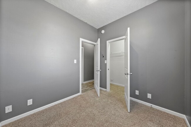 Building Photo - Pet Friendly Five Bedroom with Basement!