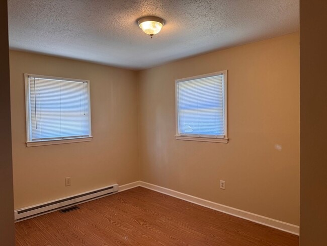 Building Photo - 915 Pine Cir Dr