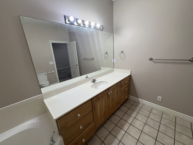 Building Photo - 350 N Fairway Dr