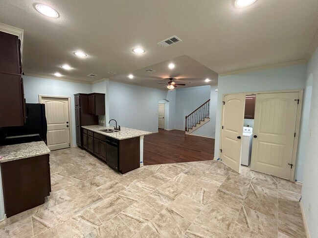 Building Photo - South College Station Townhome