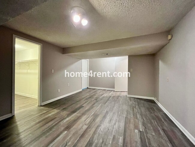 Building Photo - Wonderful Northland Home w/ an Updated Kit...
