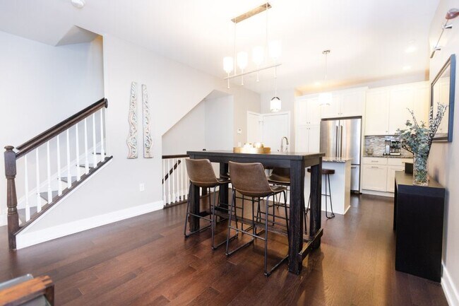 Building Photo - 609 Lakeview Ct