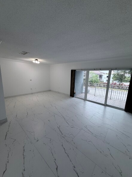 Building Photo - 9365 Fontainebleau Blvd