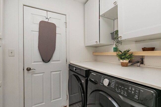 Building Photo - 614 N Hough St