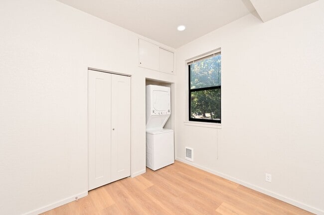 Building Photo - Welcome Home to Terrace View!