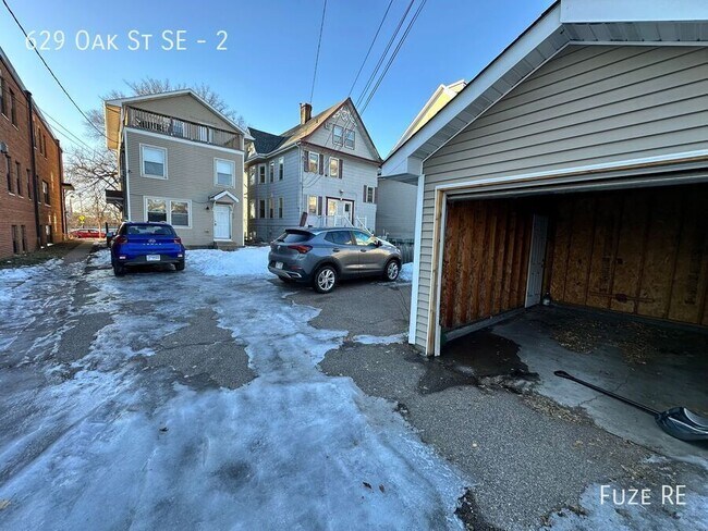 Building Photo - 629 SE Oak St