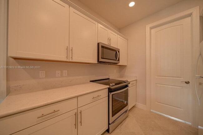 Building Photo - 3 bedroom in Hollywood FL 33020