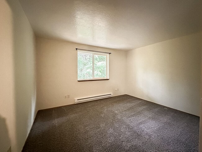 Building Photo - Charming 3-Bed Townhouse in Quiet Neighborhood Across from Park!