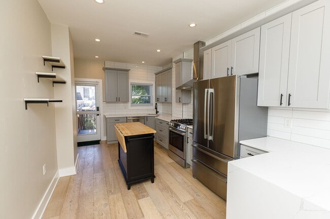 Building Photo - Beautifully Updated 4 Bed/3.5 Bath Row-Hom...