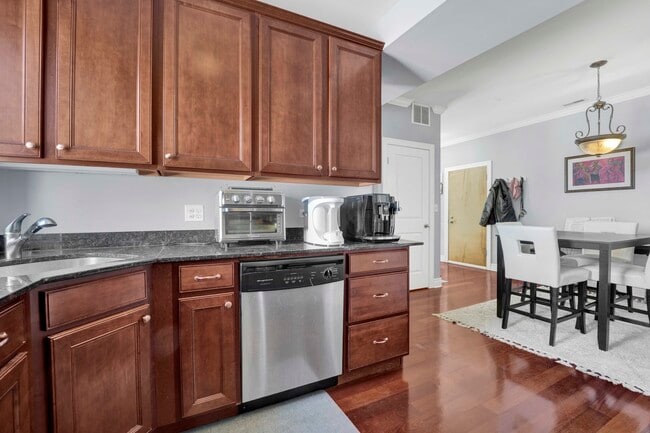 Building Photo - 1608 W Byron St