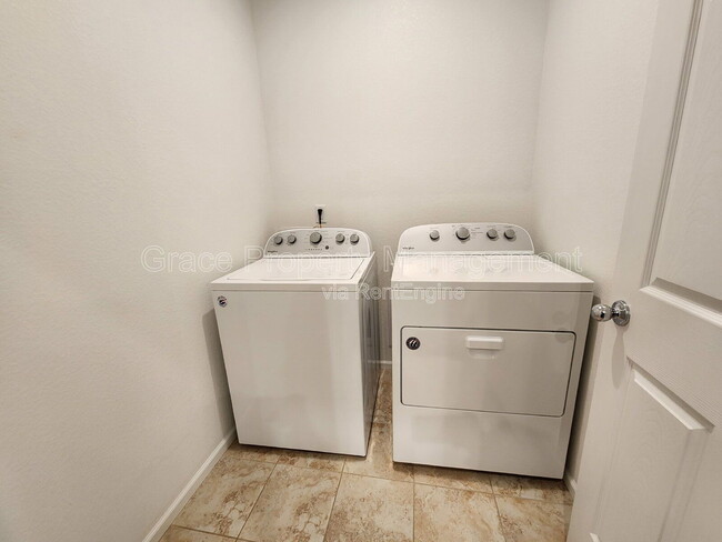 Building Photo - 221 Jackson Dr