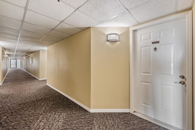 Building Photo - Spacious 2 Bed 2 Bath Condo in Heart of So...
