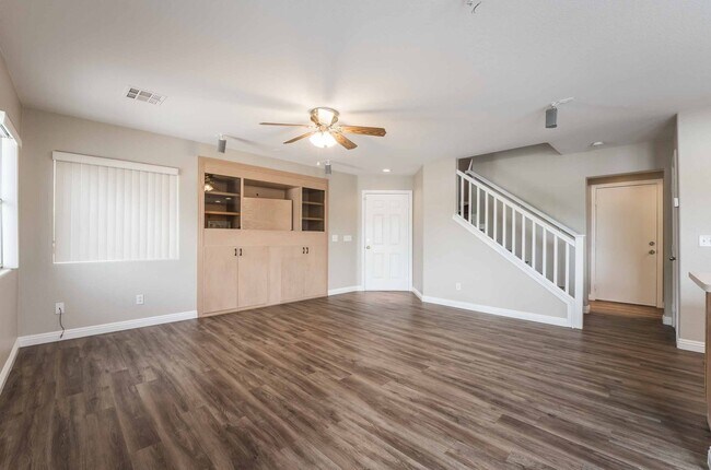 Building Photo - 3 BEDROOM HOUSE WITH OPEN FLOOR PLAN !!
