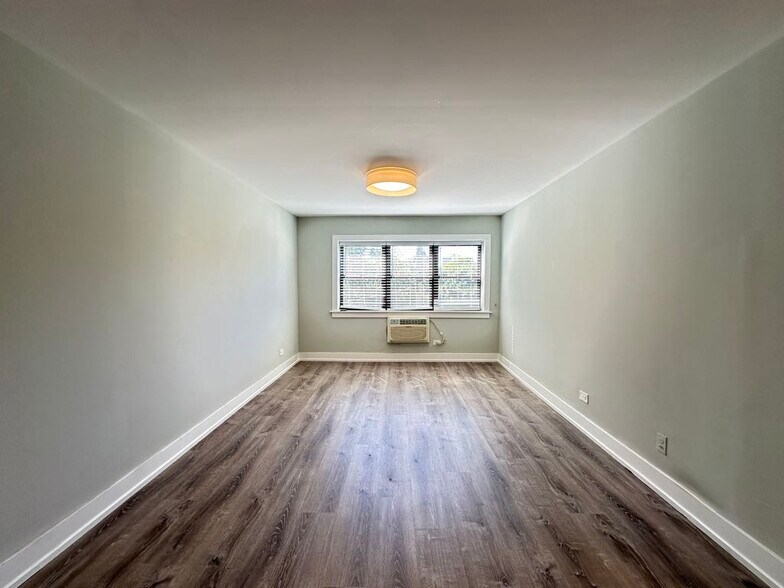 Building Photo - 450 W Barry Ave