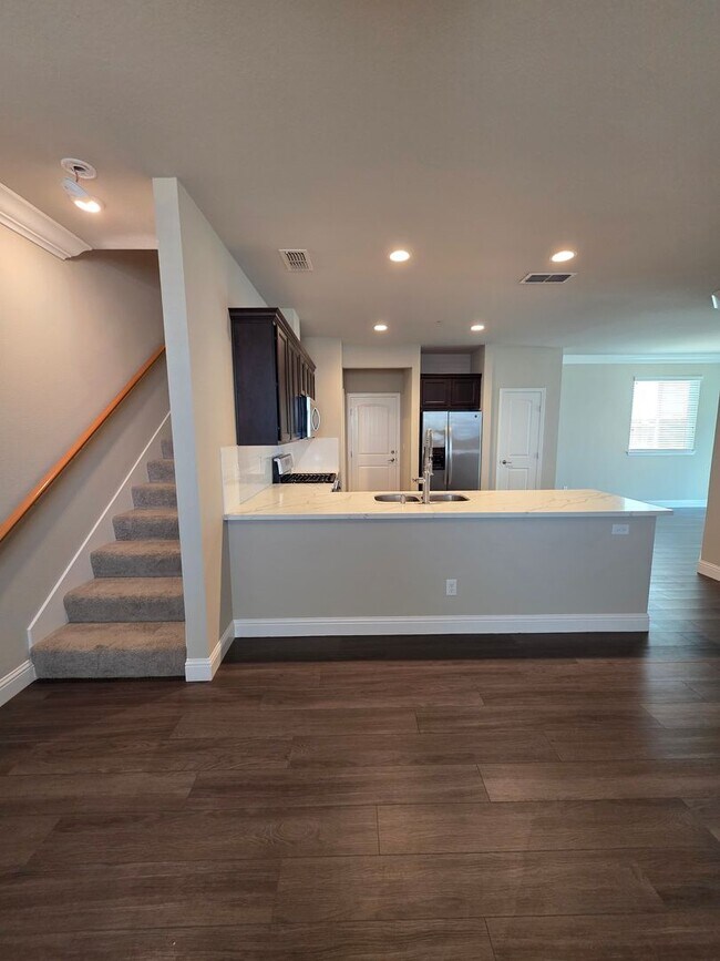 Building Photo - VILLA DEL LAGO HOME 4 BEDROOM WITH 3 BATH