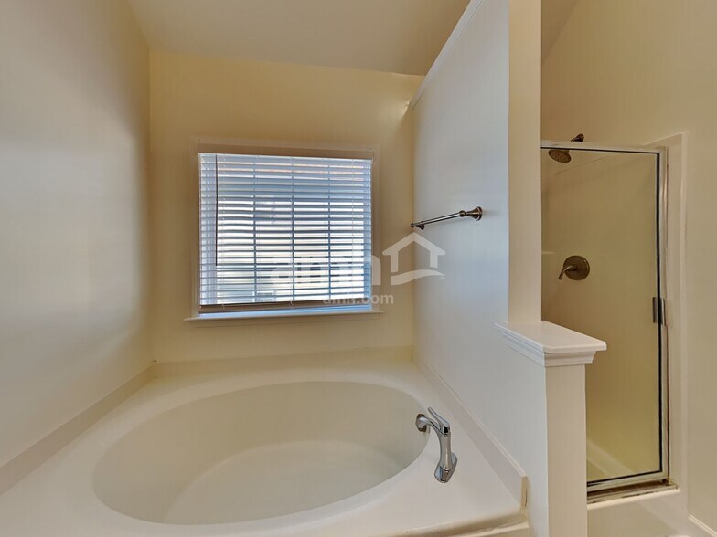 Building Photo - 3058 Romain Trail