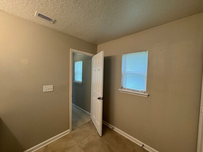 Building Photo - Available NOW!!Your Dream Home Awaits: Luxurious 3-Bedroom Oasis, Just Minutes from Daytona Beach!