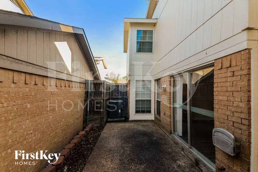 Building Photo - 2933 Southern Cross Dr