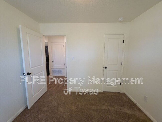 Building Photo - 2002 W 2nd St