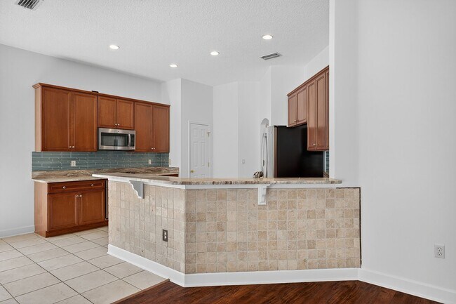 Building Photo - Gated Community!