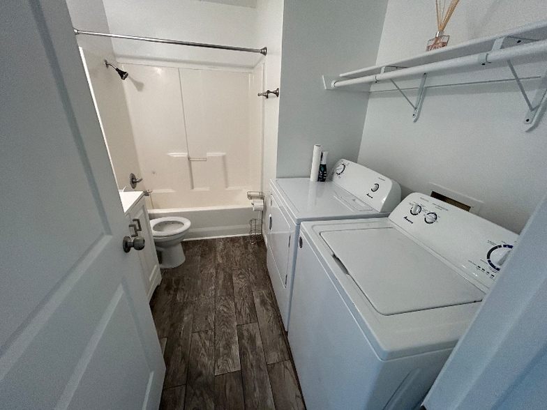 Building Photo - 402 Randy Blvd