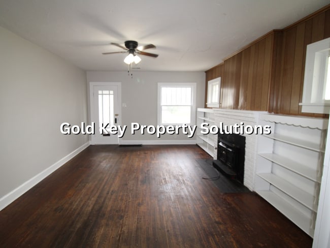 Building Photo - Adorable 2 BR 1 BA House with Garage and C...