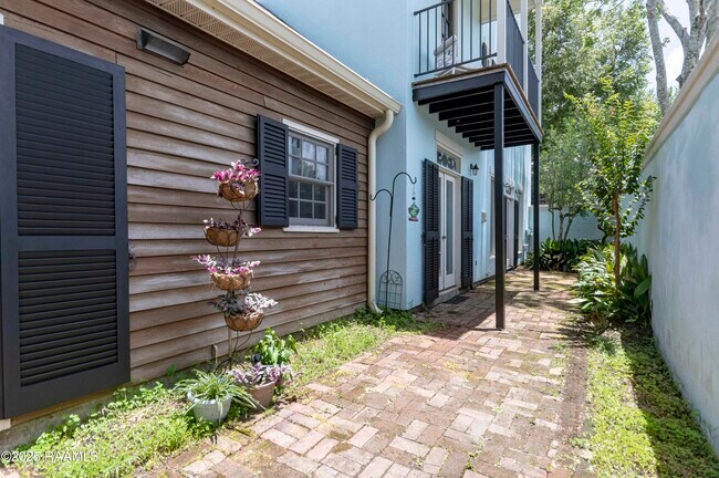 Building Photo - 211 Ursuline St