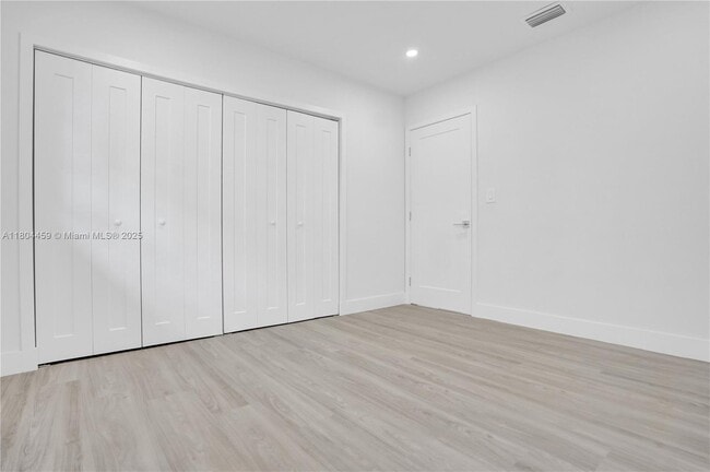 Building Photo - 845 Ludlam Dr