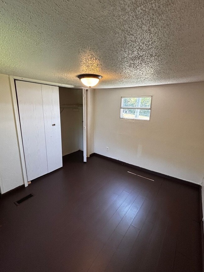 Building Photo - END OF MARCH SPECIAL.. HALF DEPOSIT IF LEASE IS SIGNED IN MARCH 2 BEDROOM 1 BATH