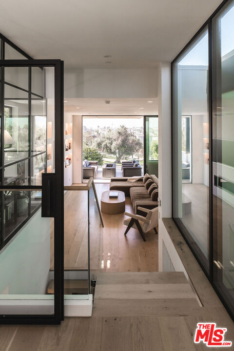 Building Photo - 606 N Ardmore Ave