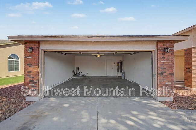 Building Photo - 2272 E Remington Pl