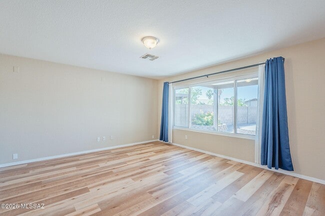 Building Photo - 10095 N Mill Crossing Way