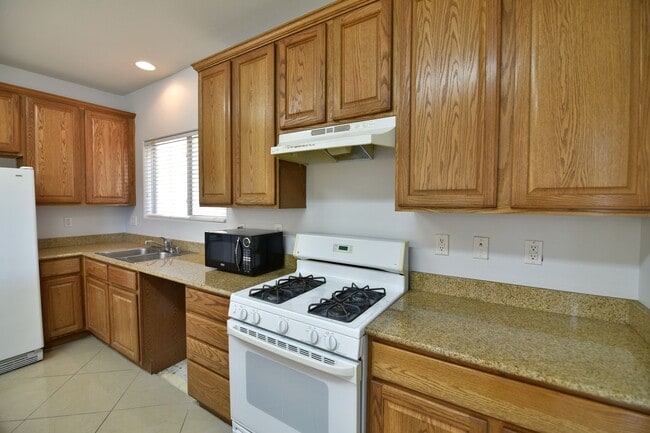 Building Photo - BEAUTIFUL 4BED/3BATH Home w/ 2 Car Garage ...