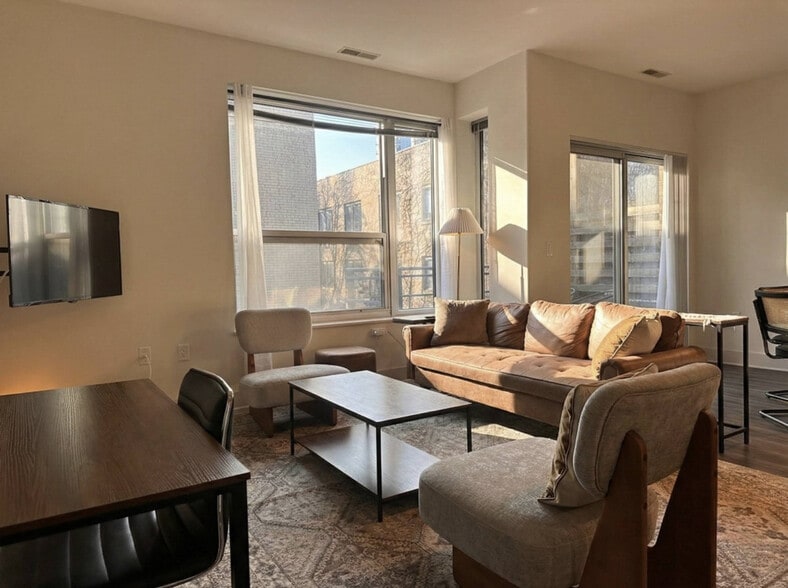 Building Photo - 1040 N Cass St