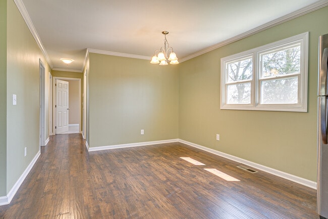 Building Photo - 212 Hillview Dr