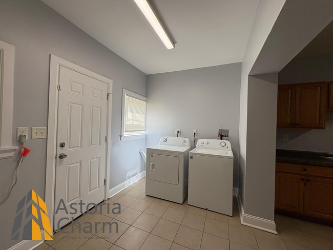 Building Photo - Bright 3 Bedroom Home with Private Basemen...