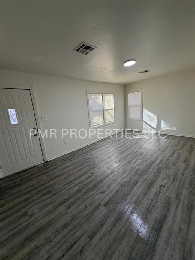 Building Photo - 2 Bedroom /1 Bathroom- House