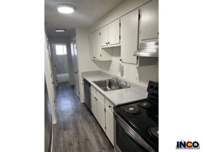 Building Photo - Convenient location! 1 bed 1 bath Apartmen...