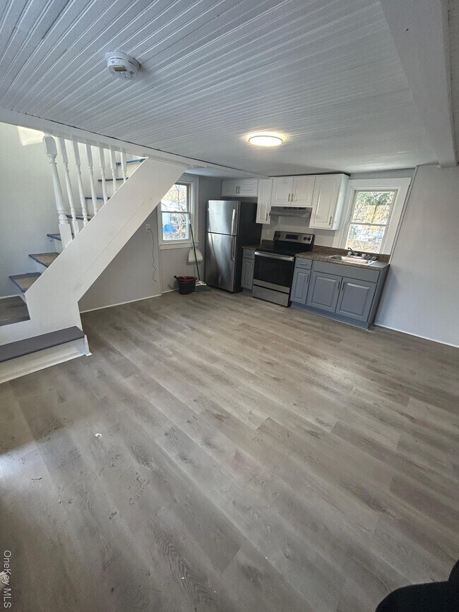 Building Photo - 165 S Cross Rd