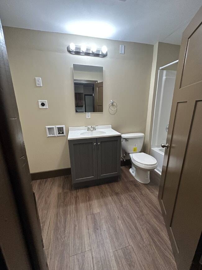 Building Photo - 108 W Holmes St