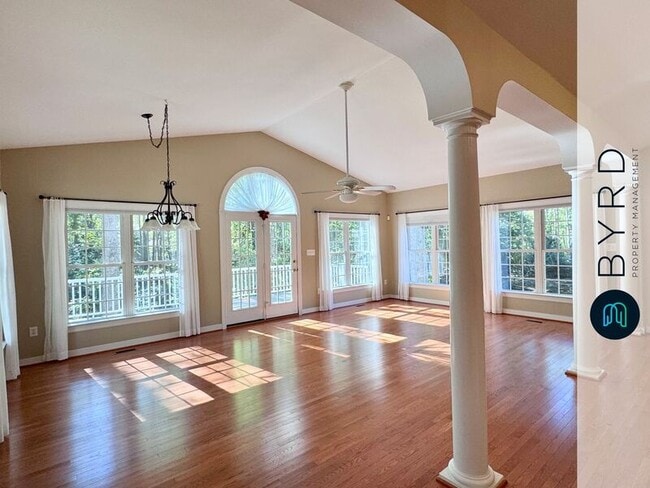 Building Photo - 423 Elm Creek Dr