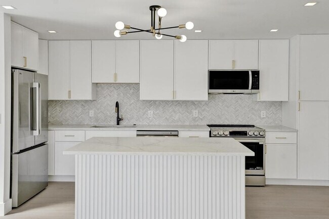 Building Photo - 840 SE 22nd Ave