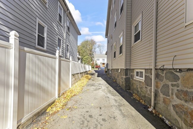 Building Photo - 1004 South St