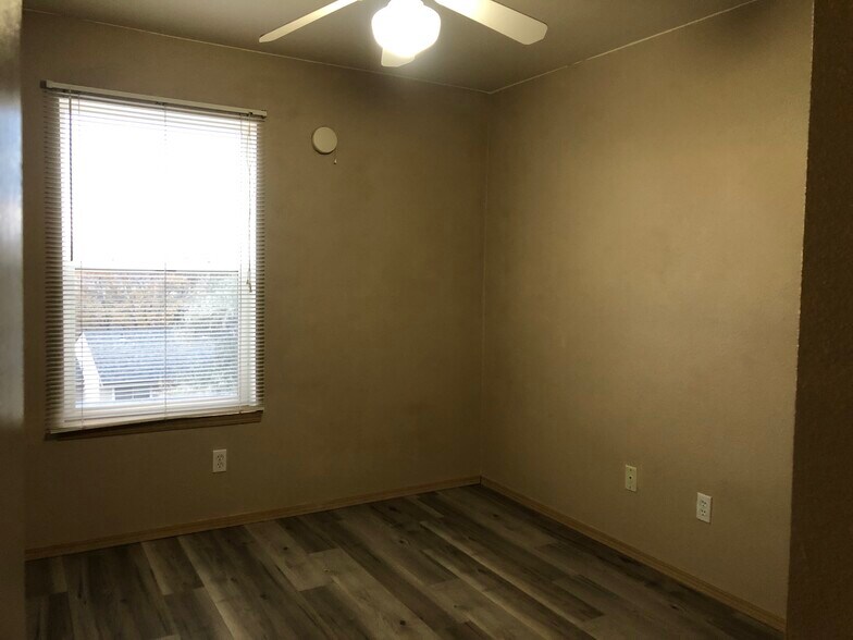 Building Photo - 1645 NE Merman Dr