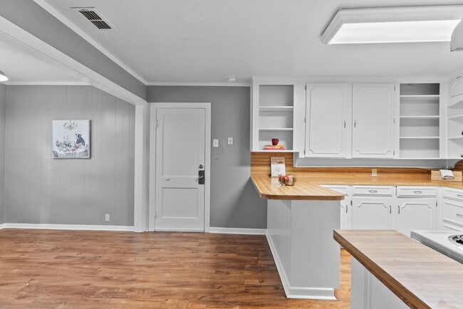 Building Photo - 901 N Azalea Dr